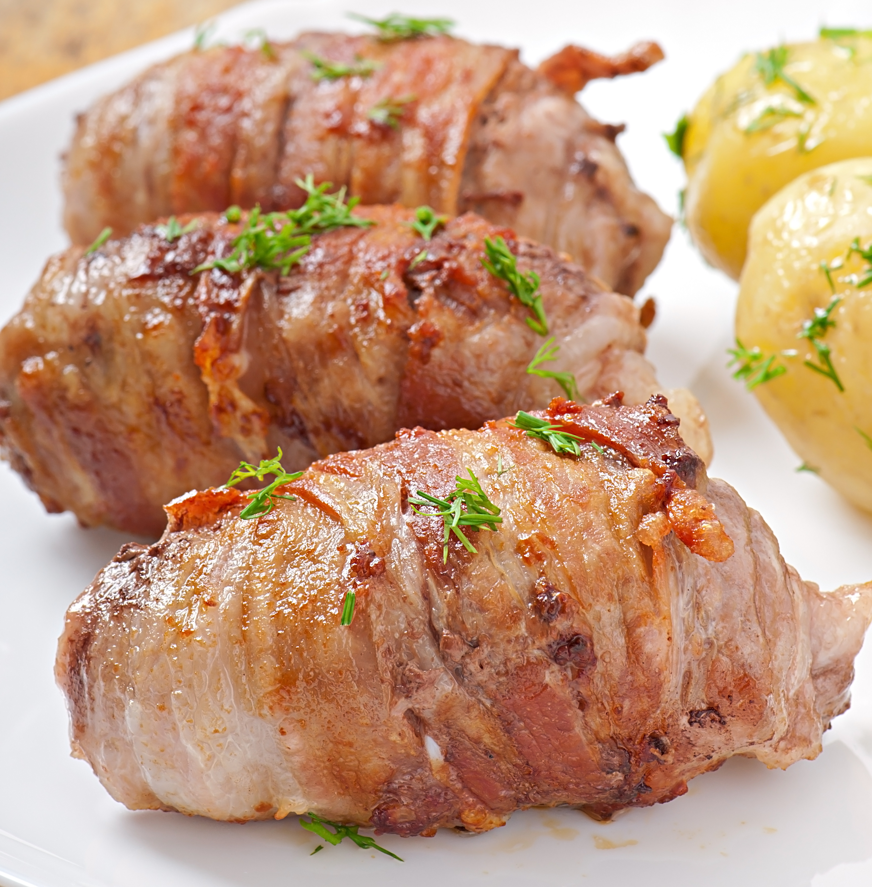 gegrilde-vleesrolletjes-verpakt-reepjes-spek